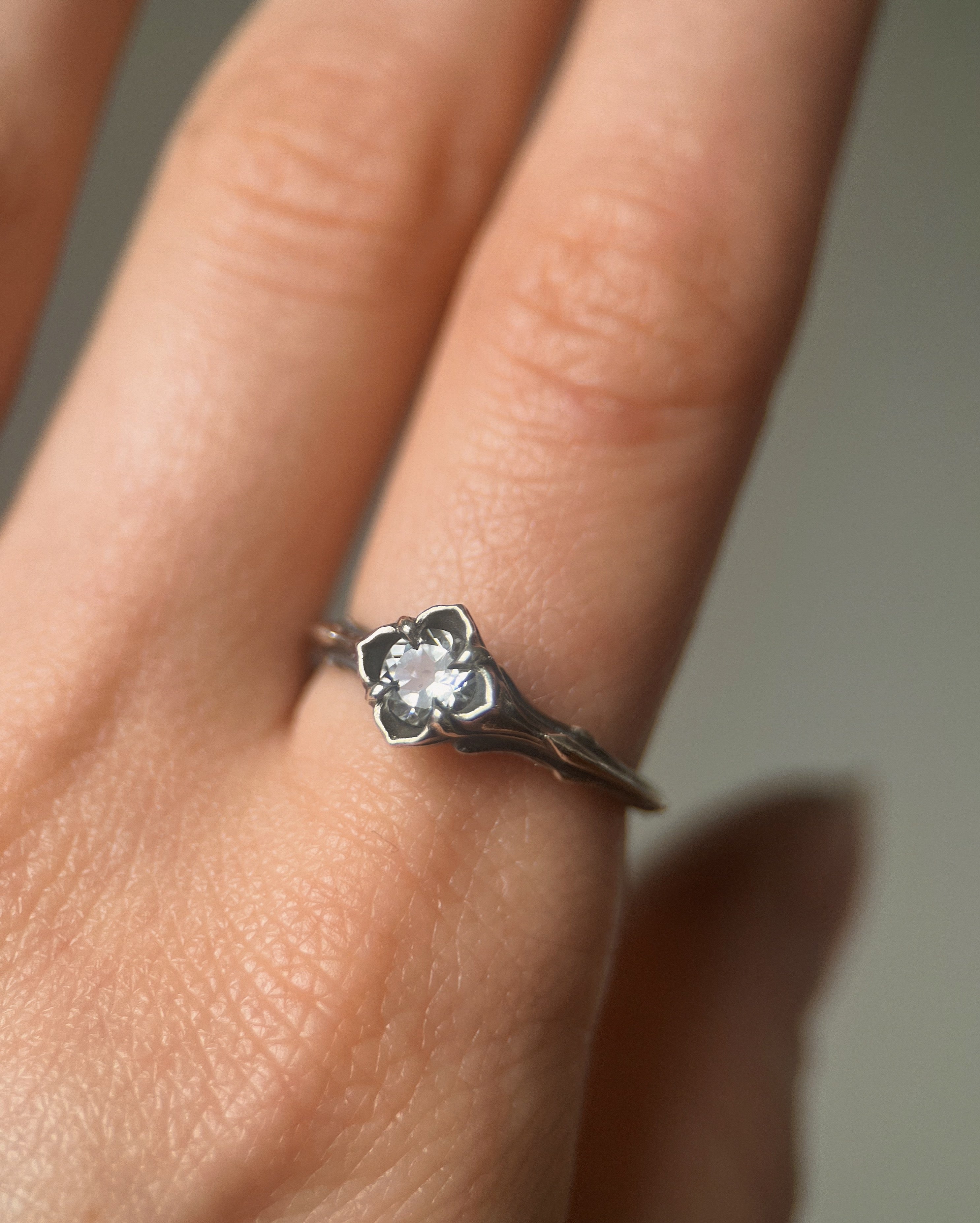 Baby Daphne // 5mm Salt & Pepper Diamond // 8