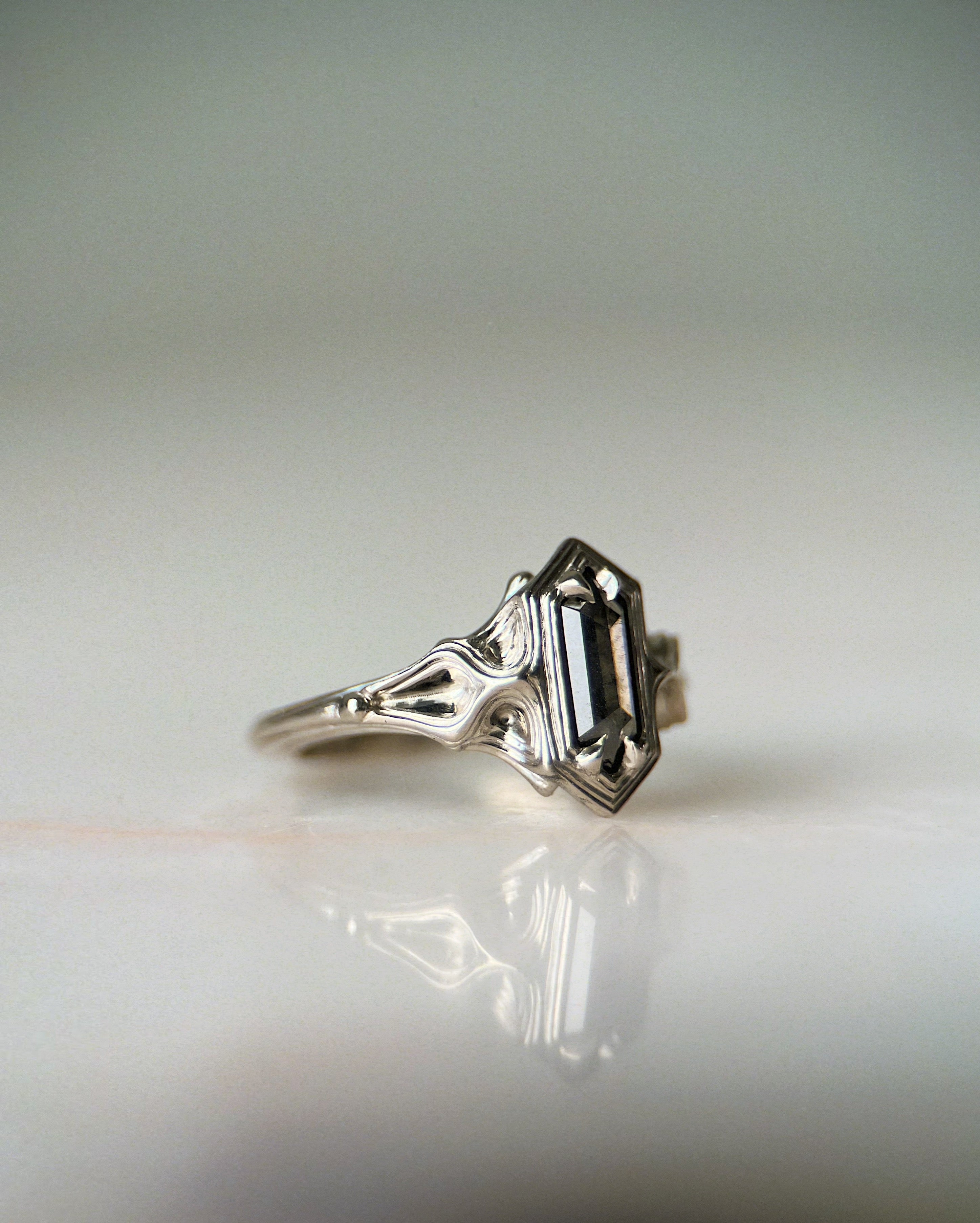 Dais II // 14kw + 0.97ct Diamond