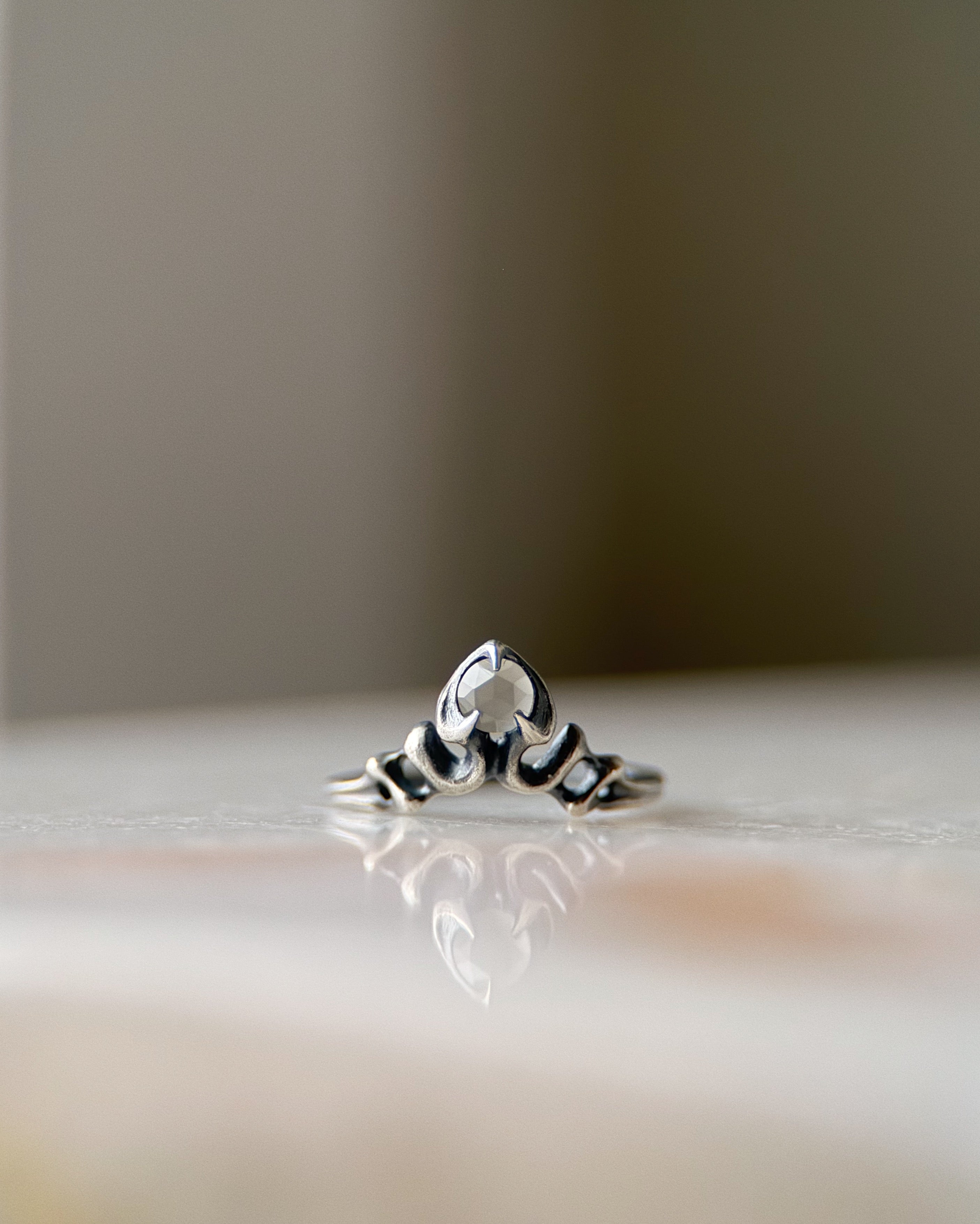 Fouet II // Grey Moonstone // 5.25