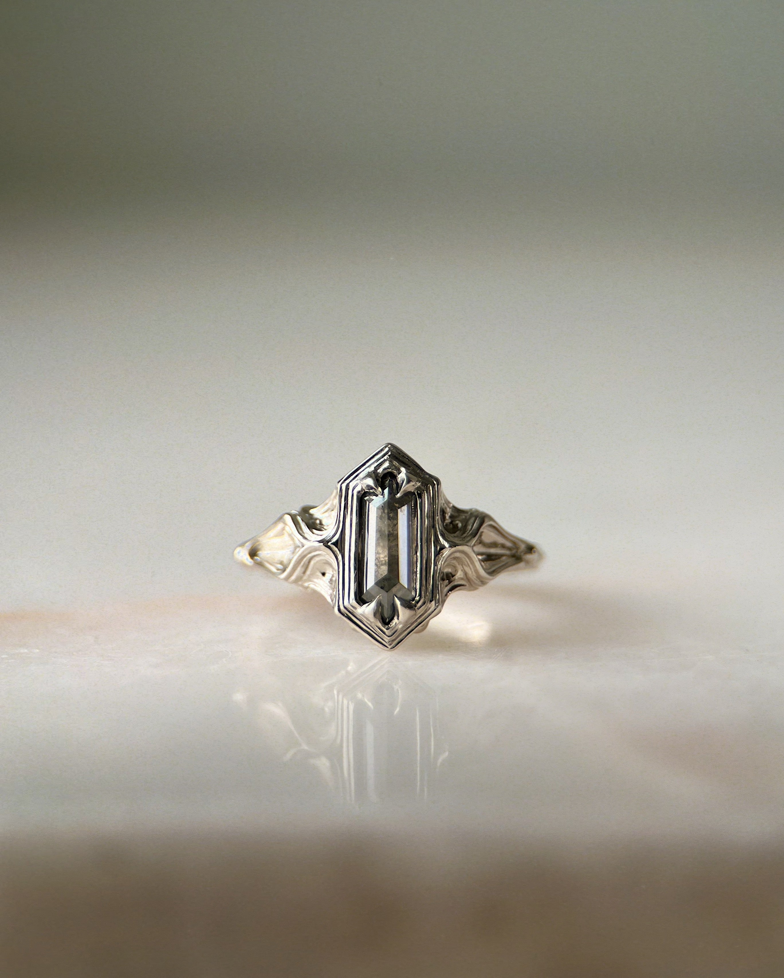 Dais II // 14kw + 0.97ct Diamond