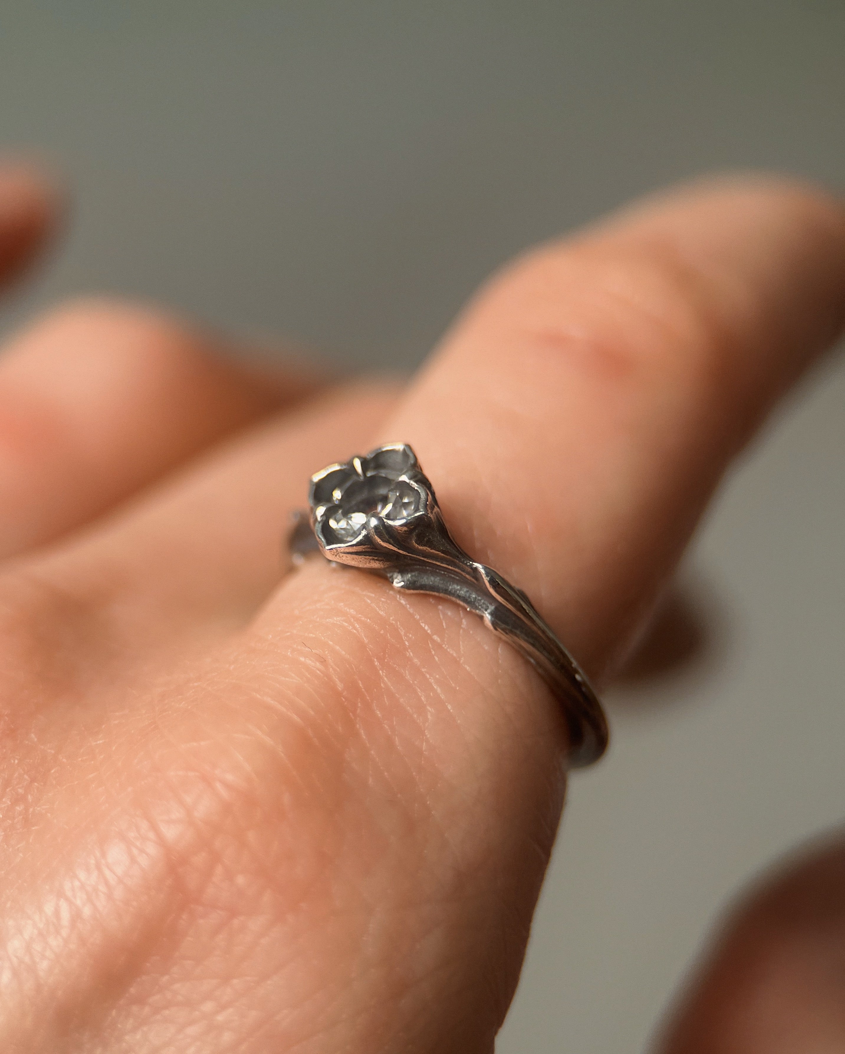 Baby Daphne // 5mm Salt & Pepper Diamond // 8